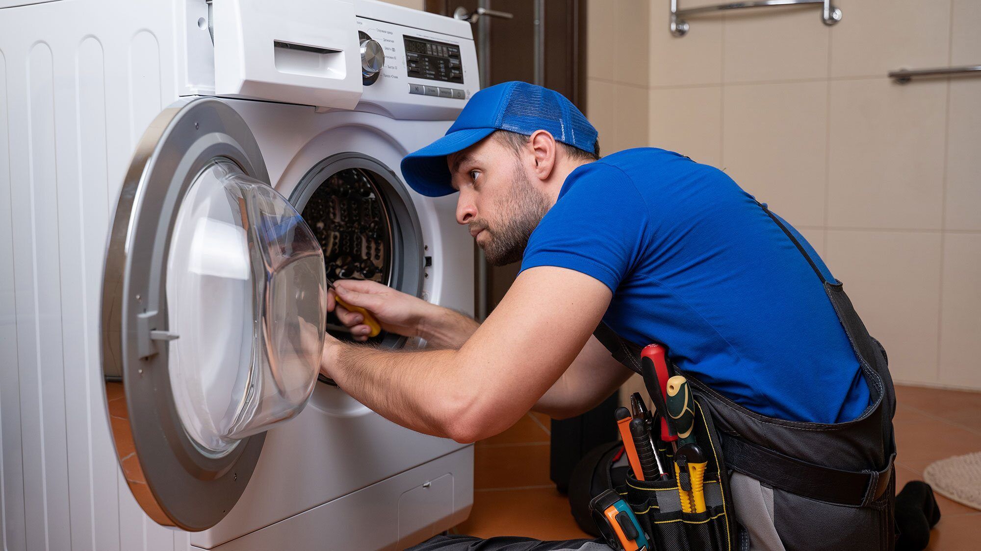 Technicien réparant un lave-linge